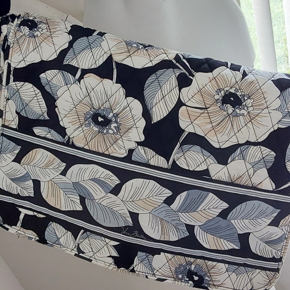 VERA BRADLEY QUILTED FLORAL UNISEX  NWOT  MESSENGER BAG - Picture 5 of 6